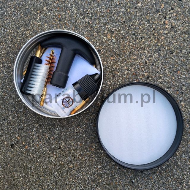 Zestaw Liberty Lubricants Tuff Minimalist do czyszczenia pistoletu 9mm/.357 – kompaktowy zestaw z elastycznym przewodem czyszczącym, szczotką, przecierakami i olejem H.L.P.™. Przenośny, lekki, gotowy do użycia. SKU: LLT-MCK-9P.