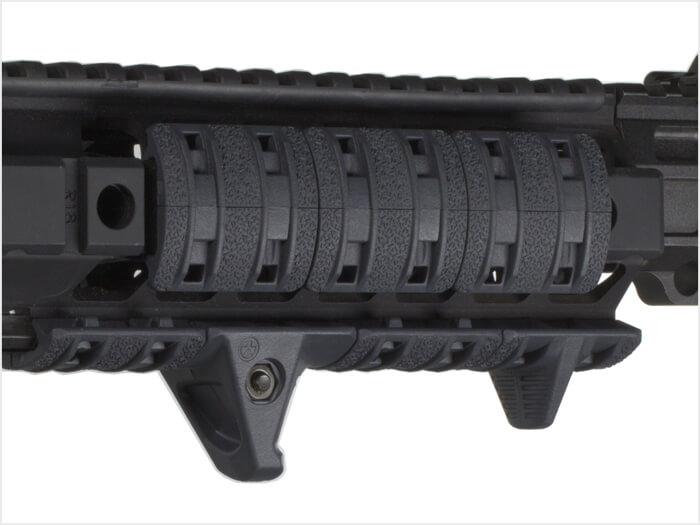 Hand Stop XTM Magpul TSP — trapezoidalne wypustki zwiększające przyczepność dłoni. Hand Stop XTM o agresywnej teksturze TSP