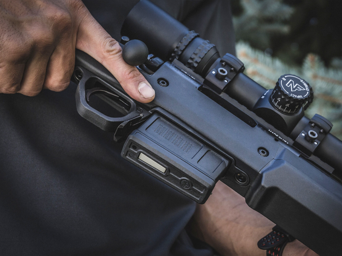 obustronny zwalniacz magazynka w gnieździe magazynka Magpul