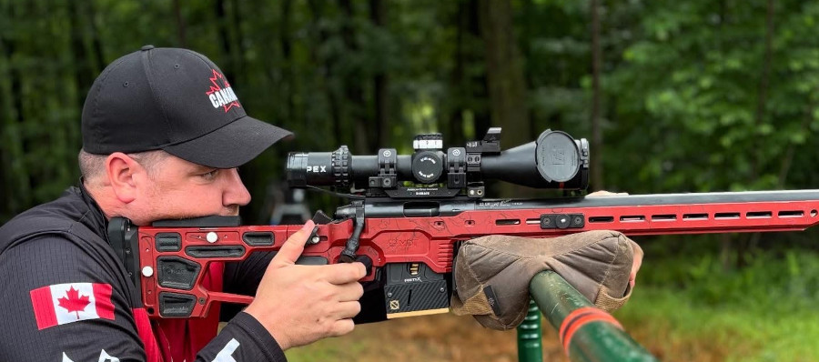 luneta na długi dystans apex optics rival 4-32x56 z siatką w pierwszym planie