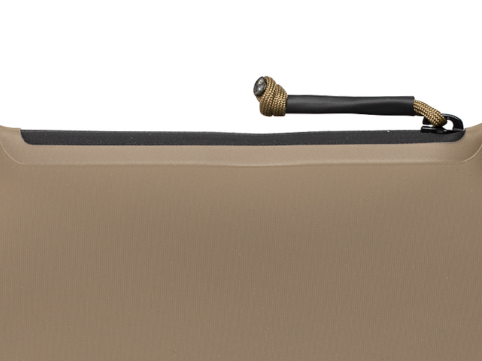 wodoszczelny zamek w pokrowcu Magpul Daka Small w kolorze FDE