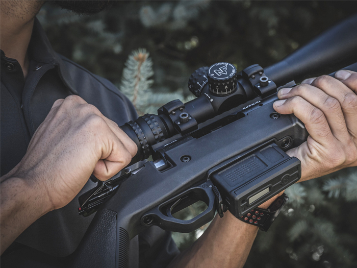 wytrzymałe gniazdo magazynka z magazynkiem w zestawie Magpul